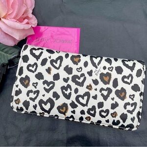 BETSY JOHNSON Large Zip Around Cheetah Heart Print Wallet/Wristlet NWT $58